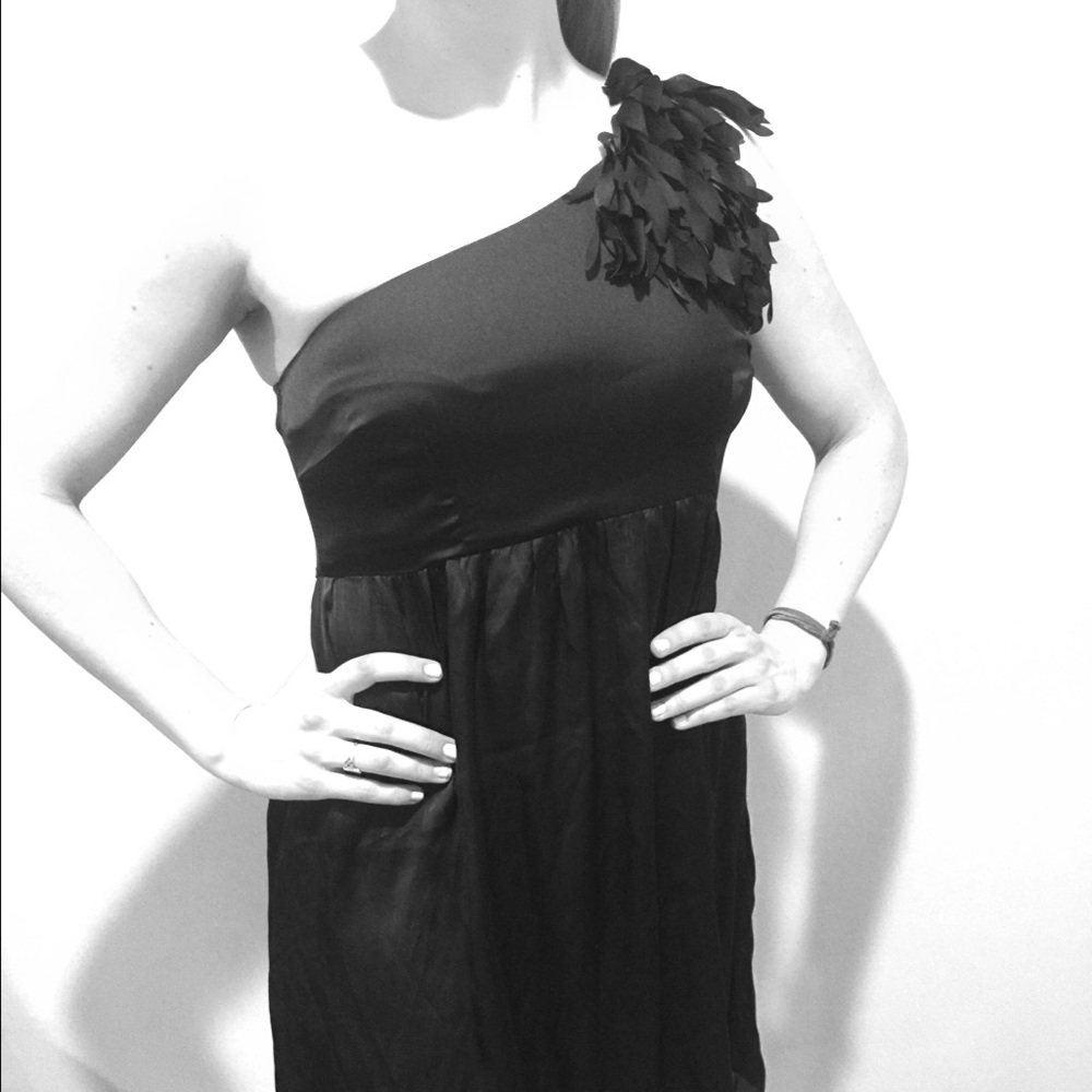Franchesca’s LBD with “feathered” single strap